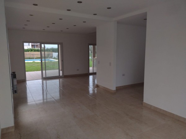 Excelente Casa con pileta en venta en San Ramiro Pilar del Este