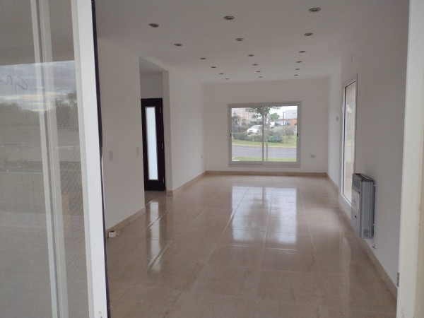 Excelente Casa con pileta en venta en San Ramiro Pilar del Este