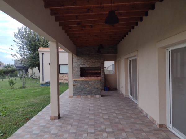 Excelente Casa con pileta en venta en San Ramiro Pilar del Este