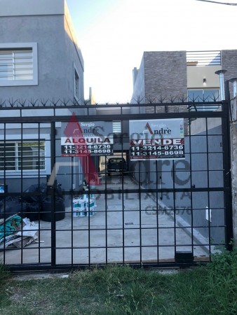 DUPLEX DE CATEGORIA DOS DORMITORIOS CALLE CASTELAR 3159 ENTRE LAS DELICIAS Y LETONIA SAN MIGUEL